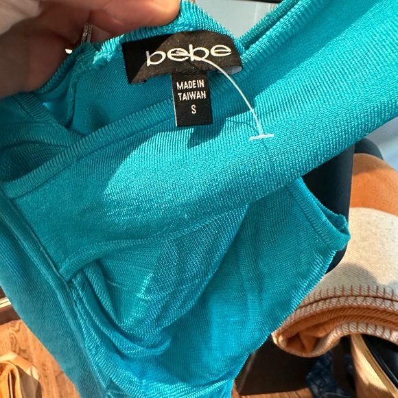 GORGEOUS turquoise Bebe flattering dress - Picture 3 of 5